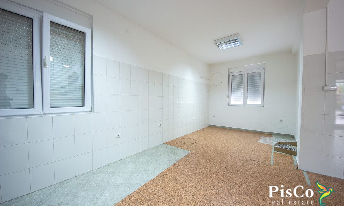 Poslovni prostor, 92m2, Blok 9, Podgorica, Izdavanje-0346