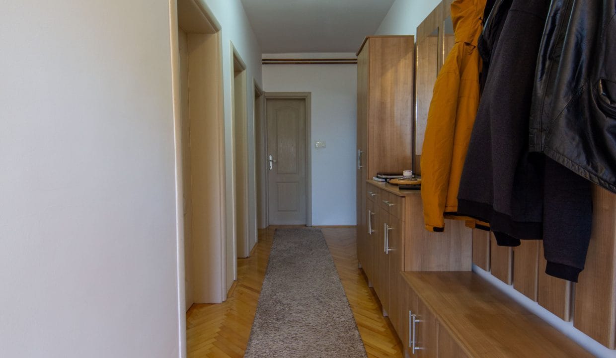 Kuća sa tri stambene jedinice, 250 m2, Kličevo, Nikšić (134 of 23)