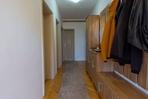 Kuća sa tri stambene jedinice, 250 m2, Kličevo, Nikšić (134 of 23)