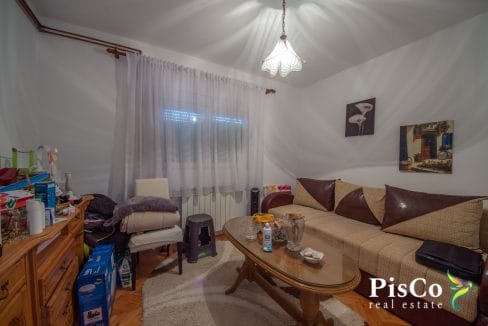 Kuća sa tri stambene jedinice, 250 m2, Kličevo, Nikšić (136 of 23)