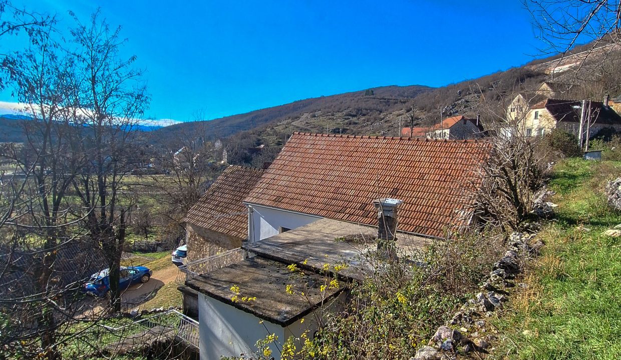 Kuća 85m2 sa zemljištem 2077m2 pored rijeke, Miločani, Nikšić (6 of 10)