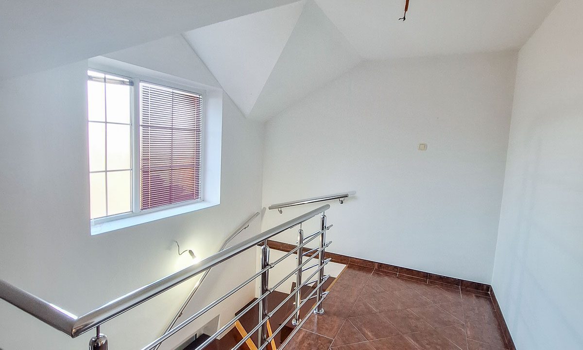 Spratna kuća 150m2, Straševina, Nikšić-095823