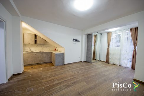 Kuća sa tri stambene jedinice 130m2, Centar Drač, Podgorica-1097